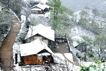 Snowfall in Sa Pa and Bat Xat districts in the northwestern province of Lao Cai (Photo: SGGP)